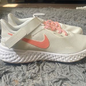 2021NIKE Wmns Revolution 5 FlyEase 'Summit White Crimson Bliss'